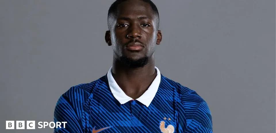 Jugador de fútbol con camiseta de Francia posando