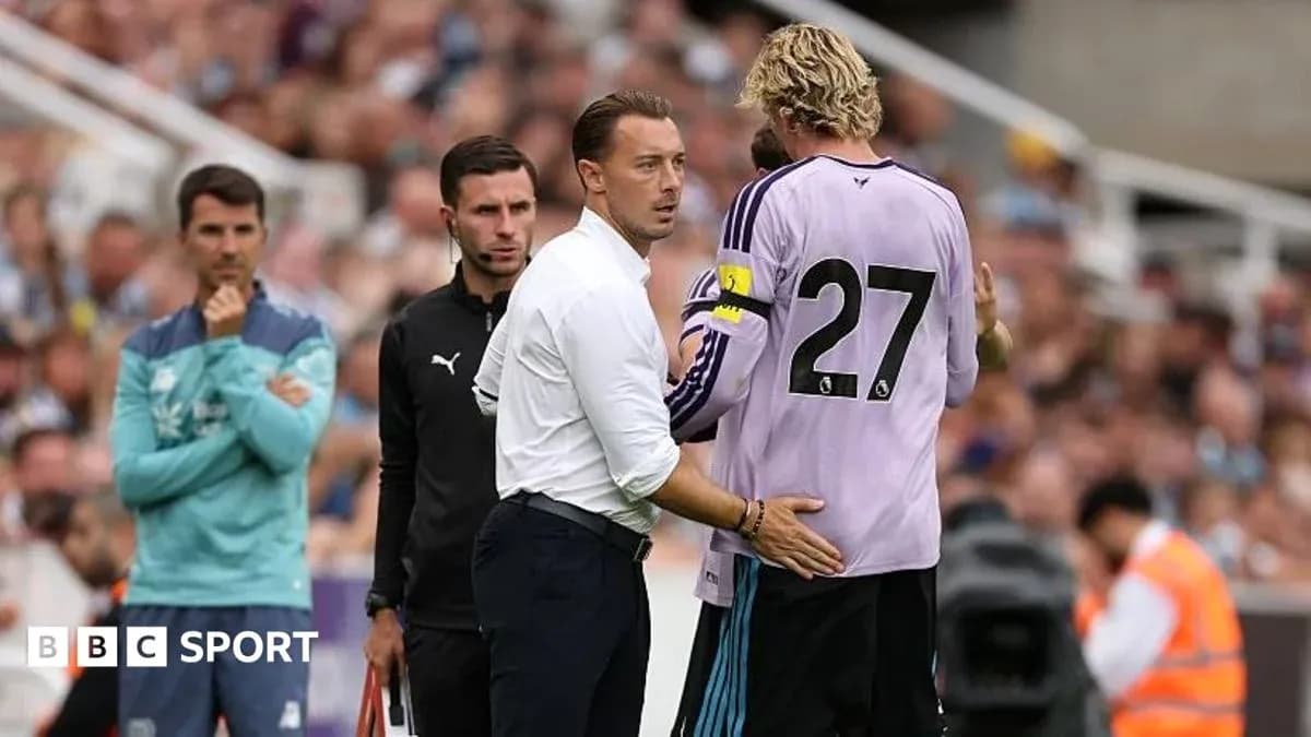 Entrenador hablando con portero en el banquillo