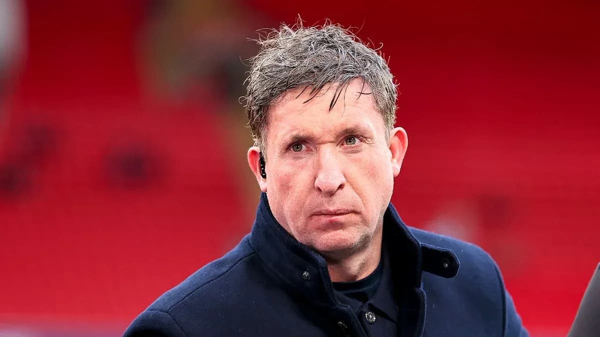 Hombre con abrigo oscuro en estadio vacío