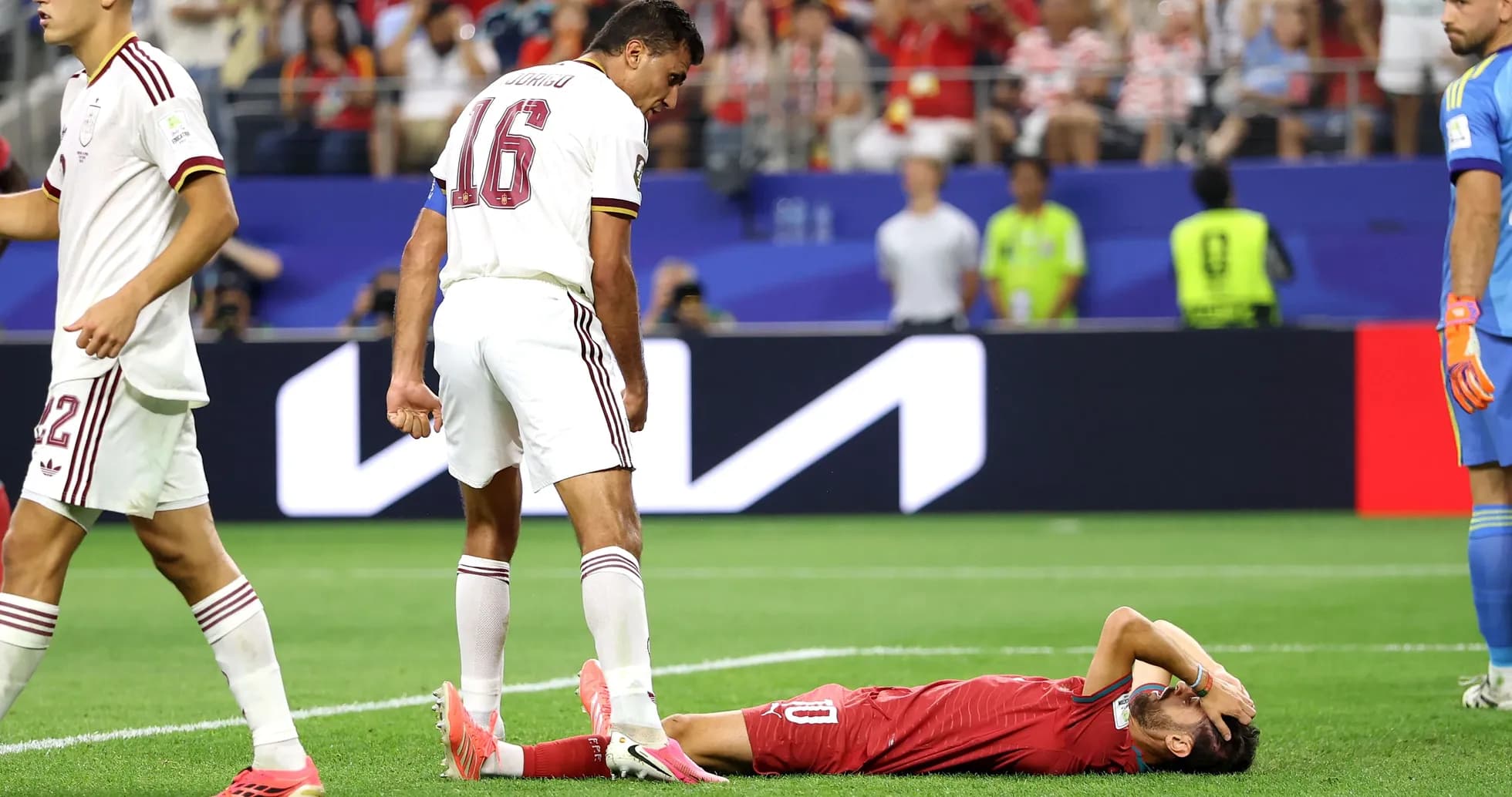 Jugador caído en el campo tras una jugada