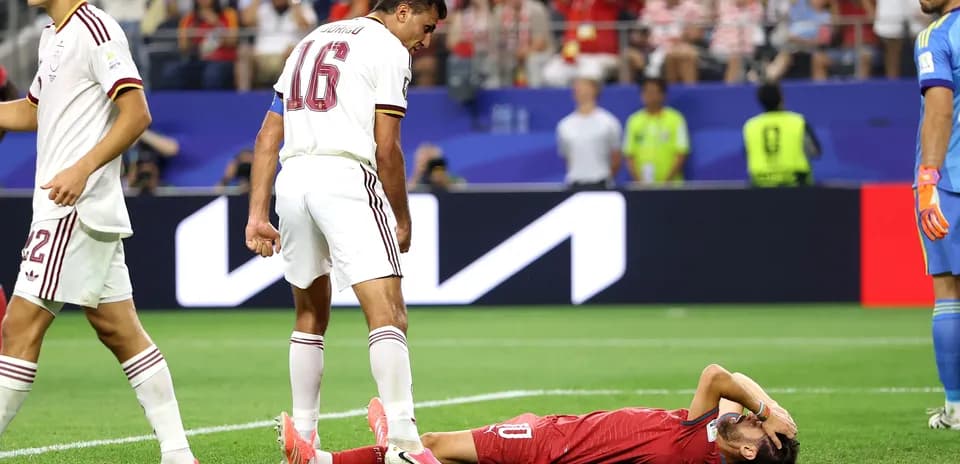 Jugador caído en el campo tras una jugada