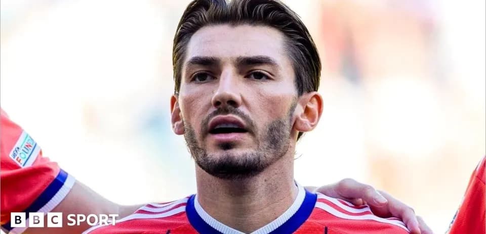 Jugador de fútbol en uniforme durante el himno nacional