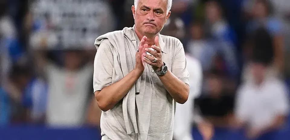 Entrenador aplaudiendo en el campo tras el partido