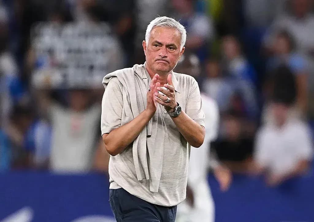 Entrenador aplaudiendo en el campo tras el partido