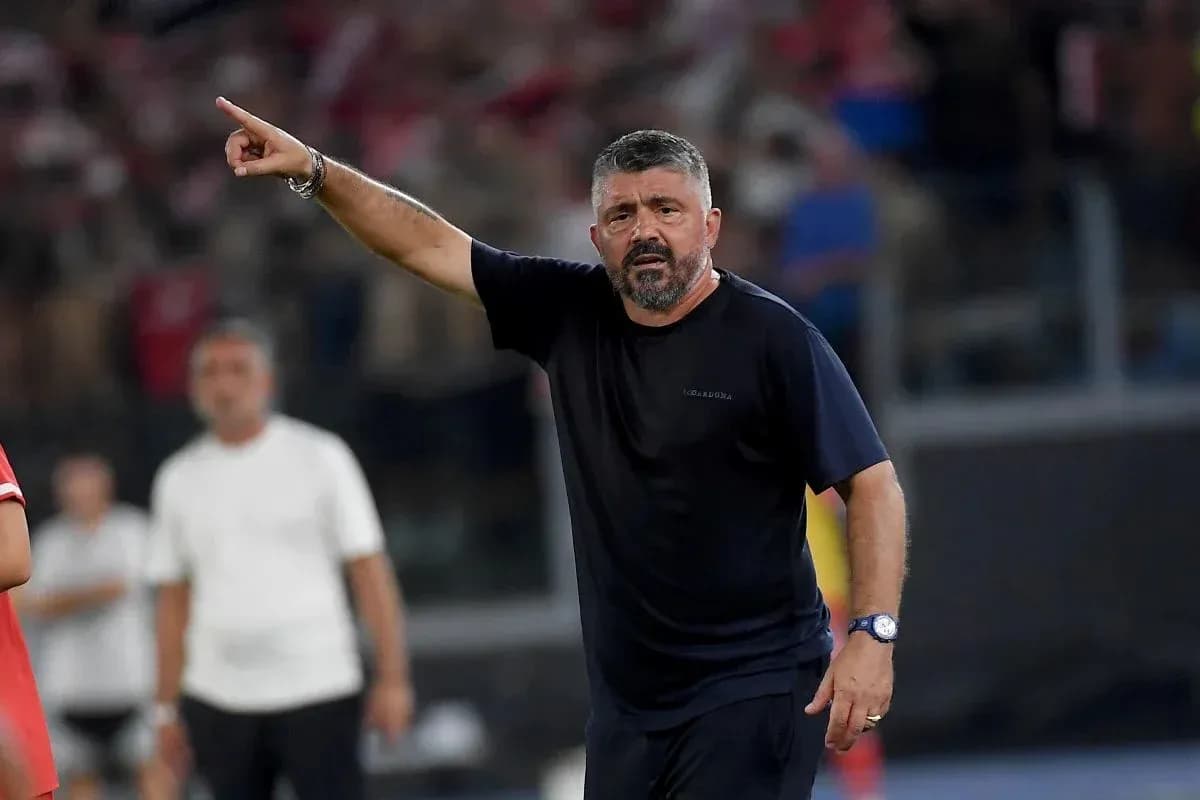 Entrenador dando instrucciones durante el partido