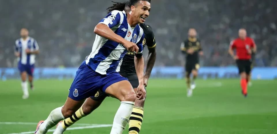 Jugador del Porto corriendo con el balón durante el partido