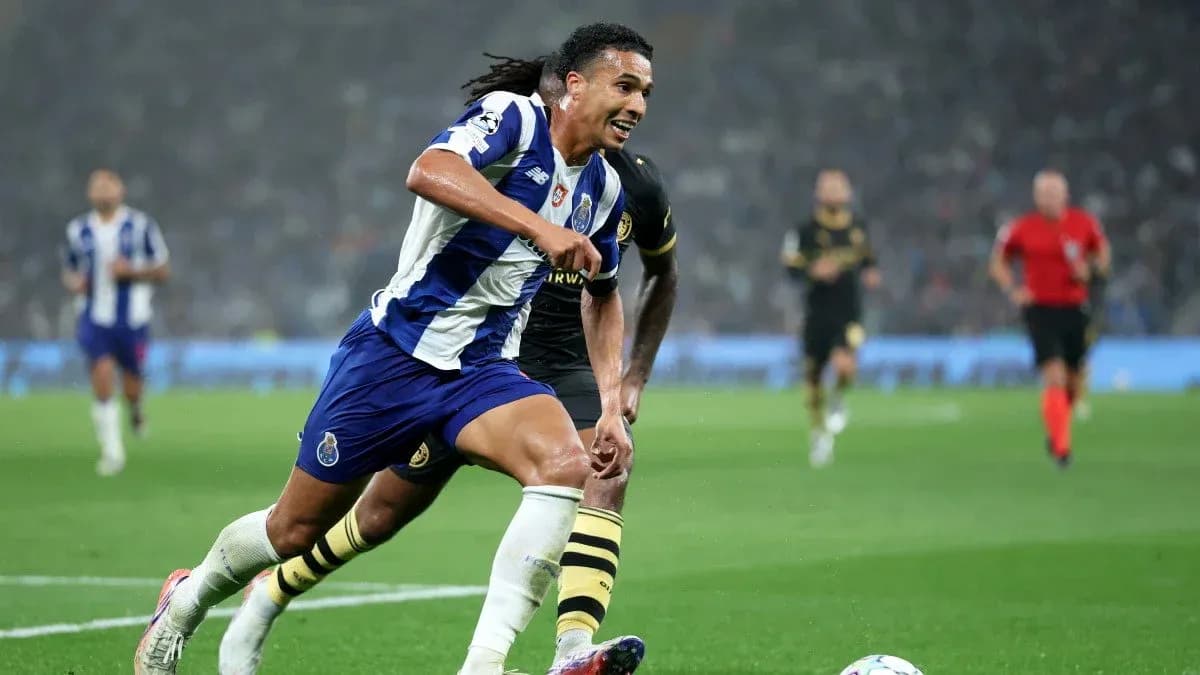 Jugador del Porto corriendo con el balón durante el partido