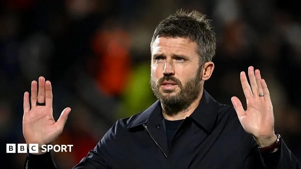 Entrenador gesticulando durante el partido