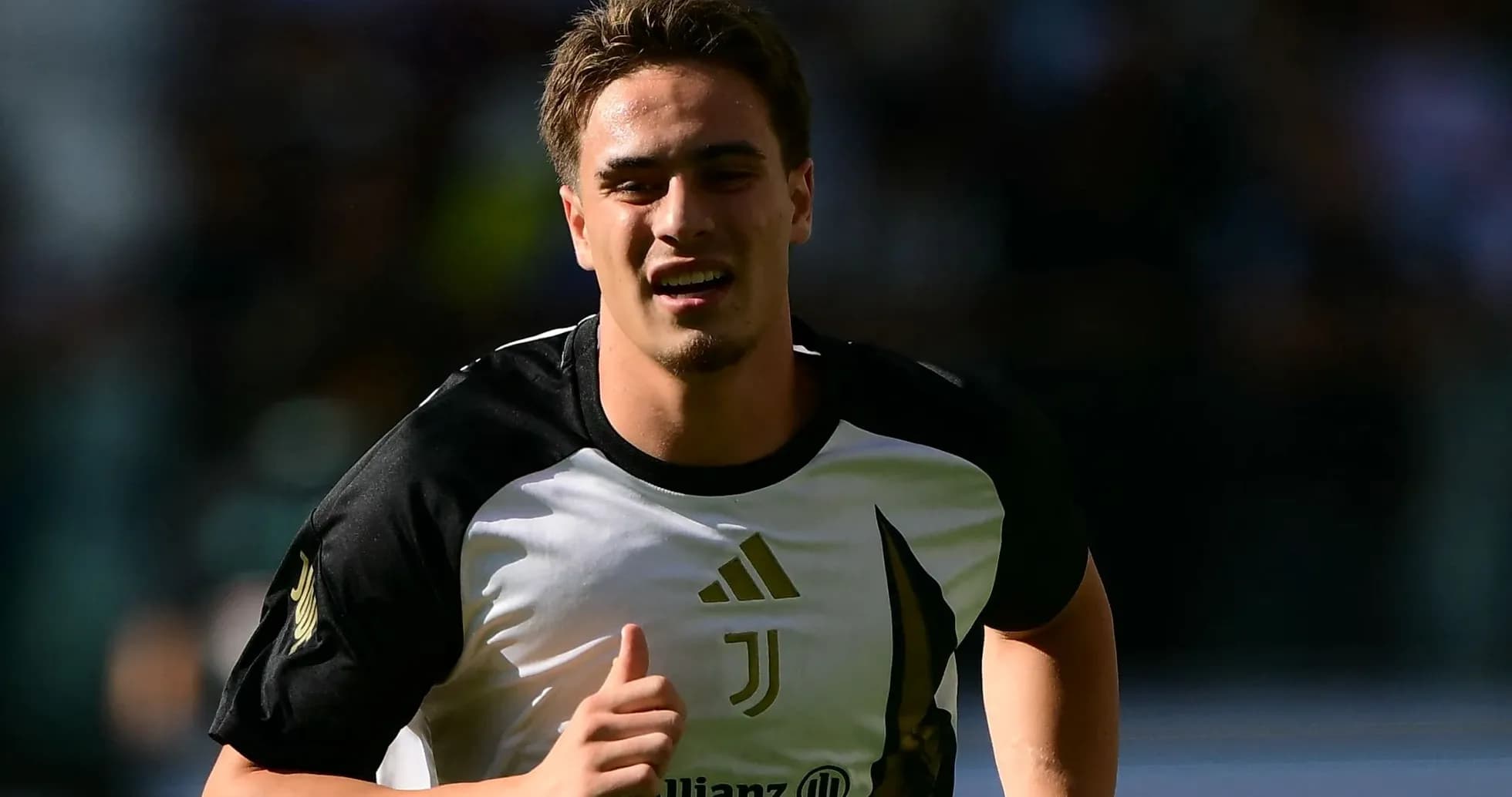 Jugador de Juventus corriendo en el campo de entrenamiento