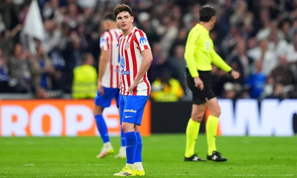 Jugador de Atlético de Madrid en el campo durante partido