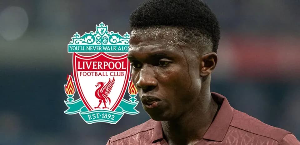 Jugador de Liverpool con logo del club de fondo