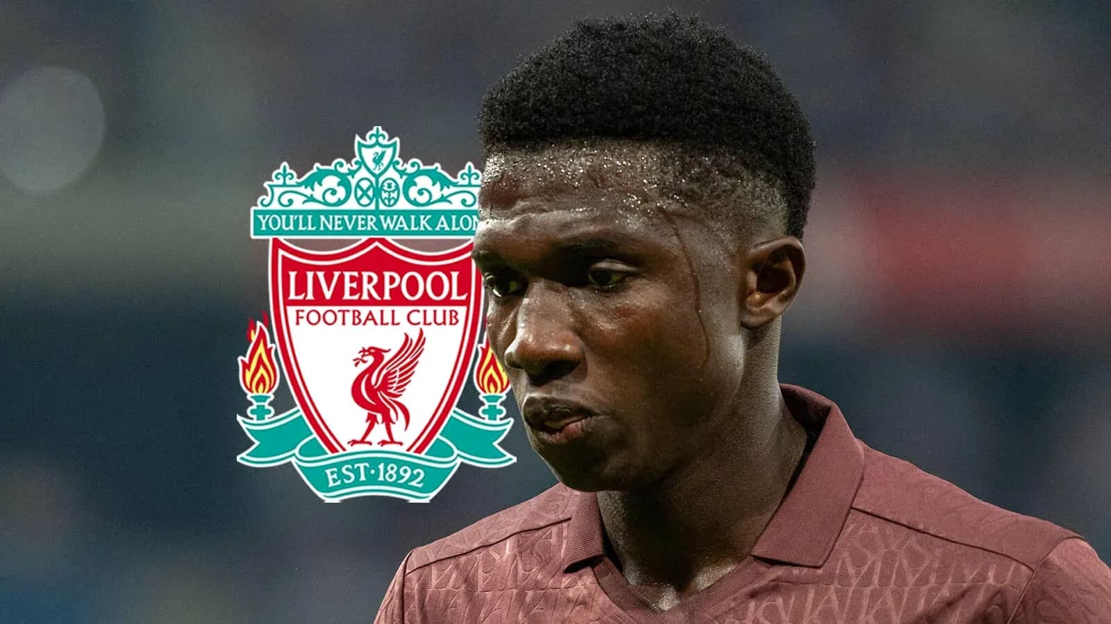 Jugador de Liverpool con logo del club de fondo