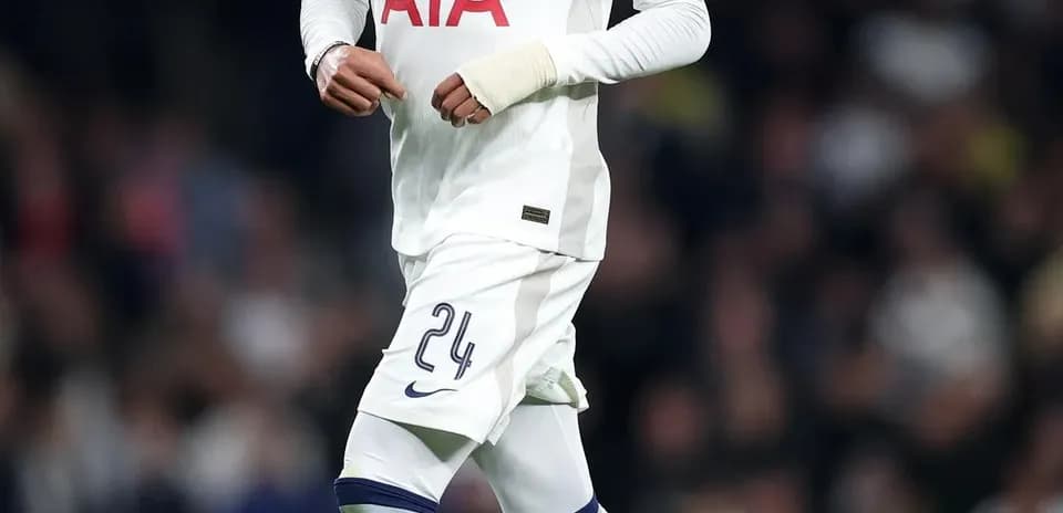 Jugador de Tottenham corriendo con el balón en campo