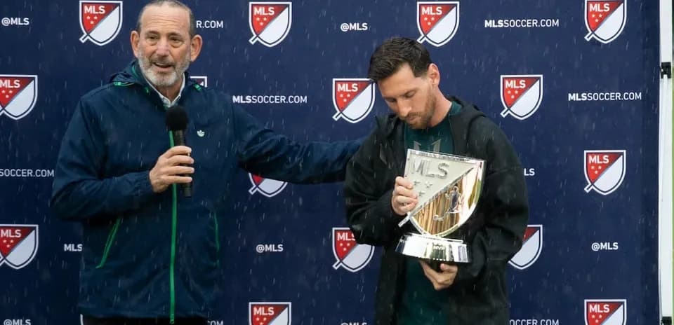 Jugador sosteniendo trofeo MLS en conferencia de prensa