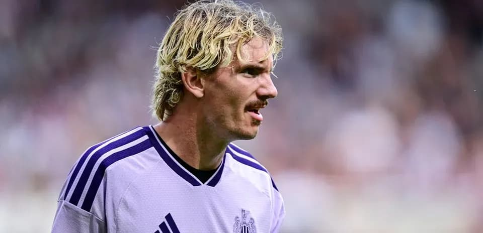 Jugador de Newcastle con camiseta blanca en el campo