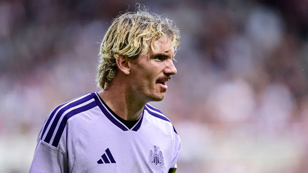 Jugador de Newcastle con camiseta blanca en el campo