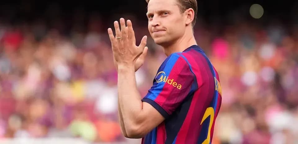 Jugador aplaudiendo en el estadio durante el partido