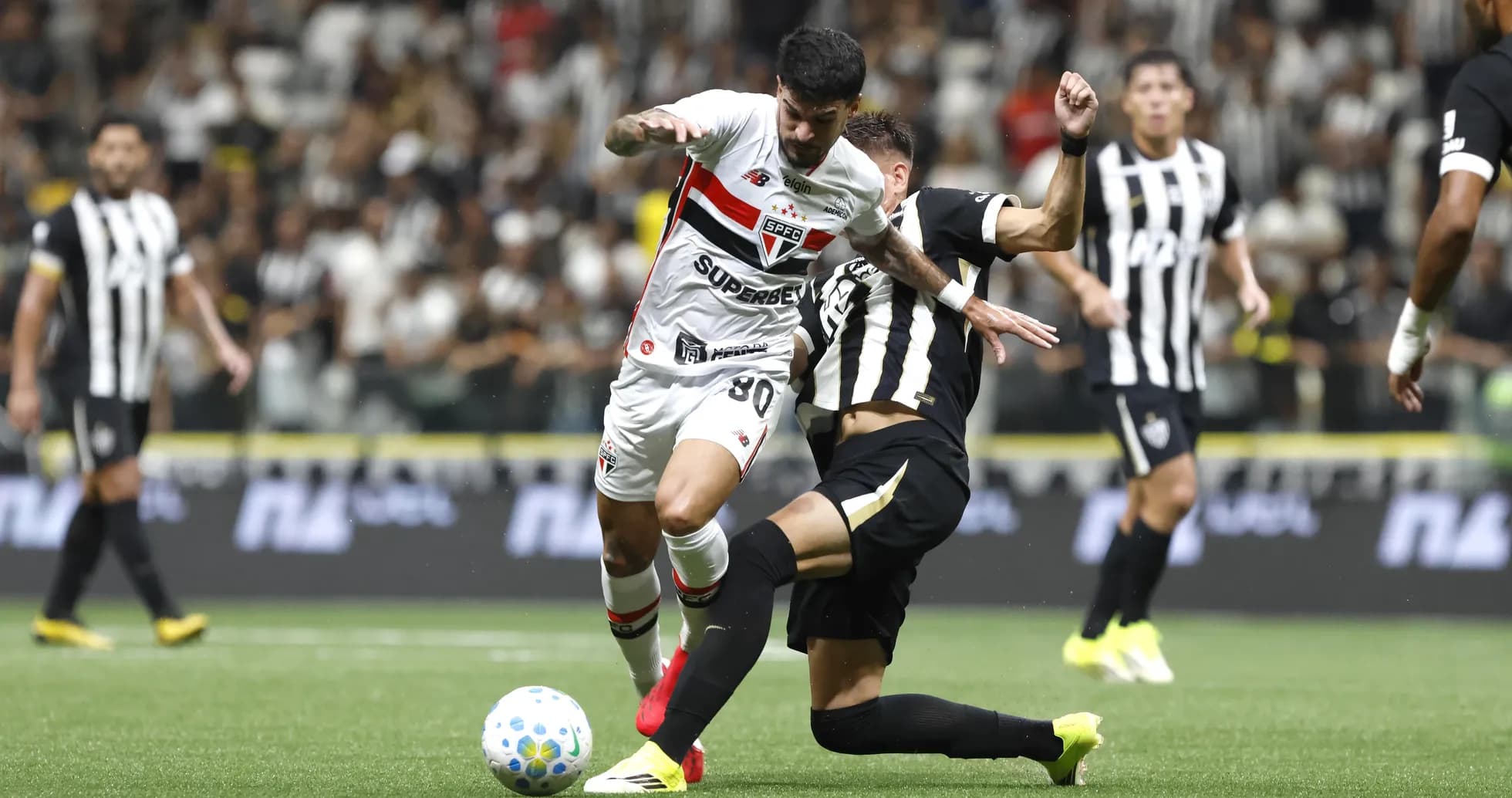 Jugador de Sao Paulo en acción contra Atletico-MG