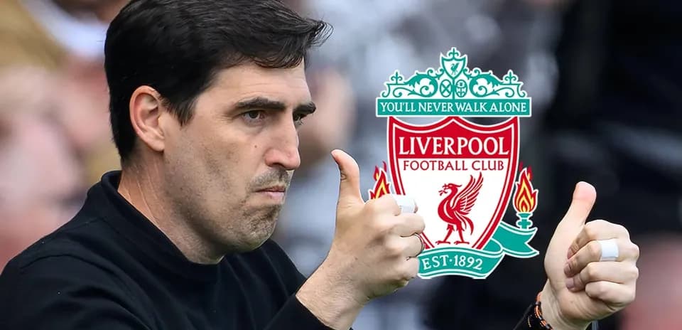 Entrenador dando el pulgar arriba junto al logo de Liverpool