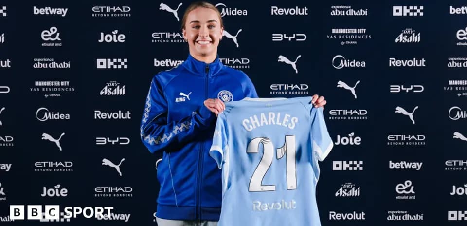 Jugadora presenta camiseta de Manchester City en rueda de prensa
