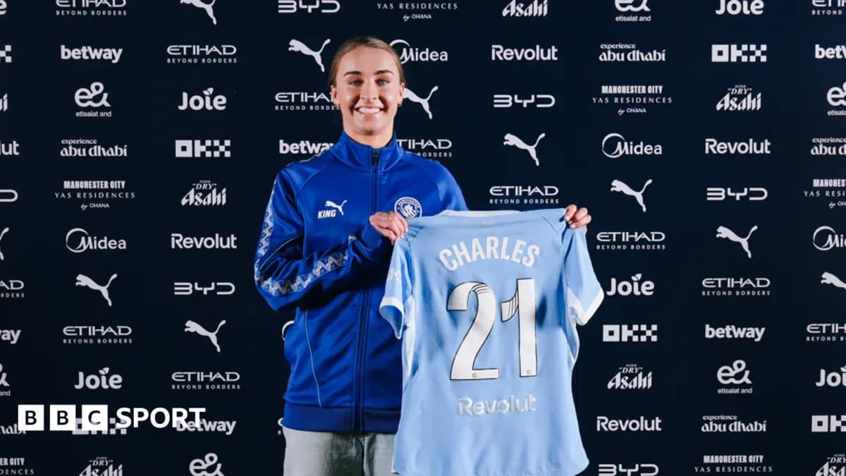 Jugadora presenta camiseta de Manchester City en rueda de prensa