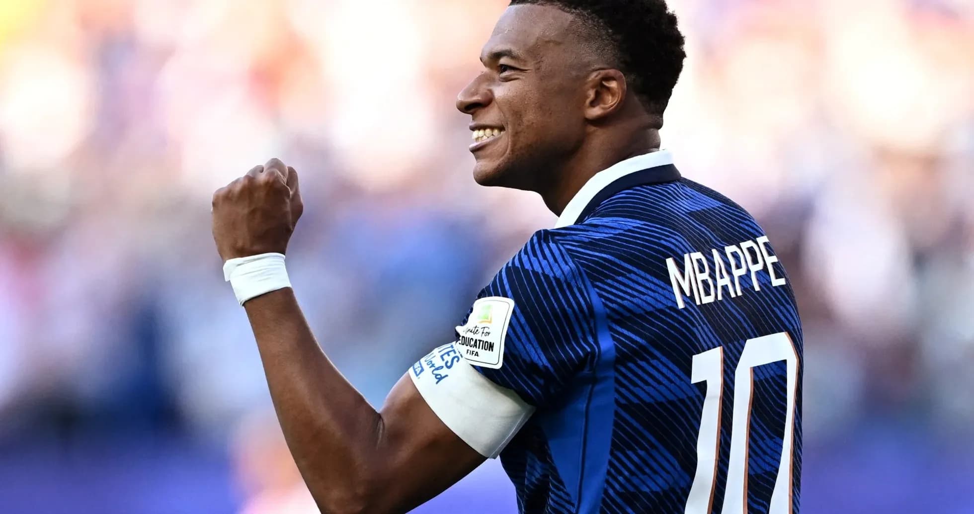 Jugador celebrando con puño cerrado en el campo