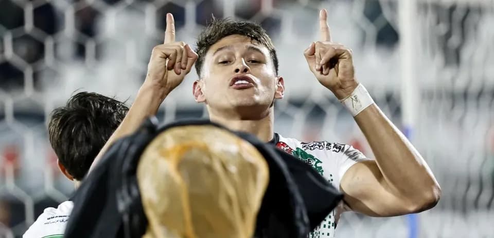 Jugador celebra gol en partido de fútbol
