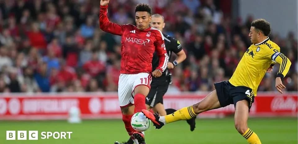 Jugador de Nottingham Forest driblando ante un adversario