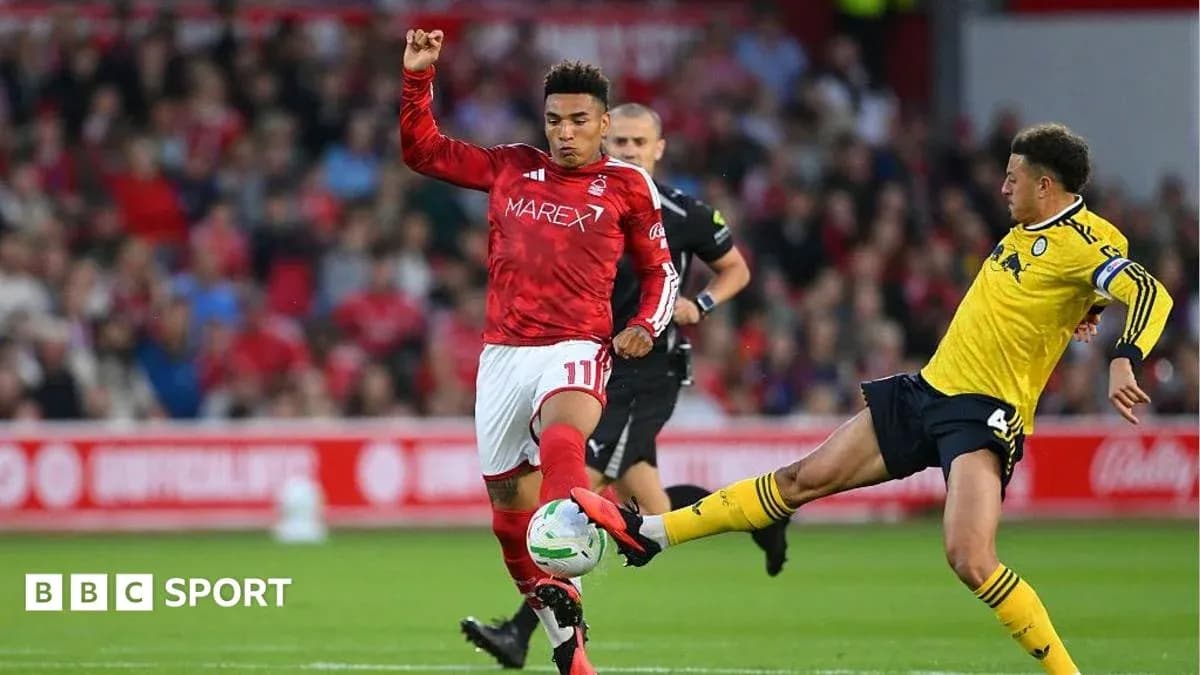 Jugador de Nottingham Forest driblando ante un adversario