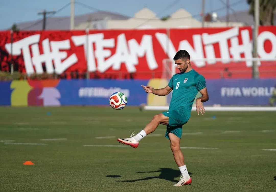 Jugador de Irán entrenando con el balón