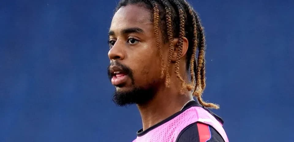 Jugador en calentamiento con peinado trenzado