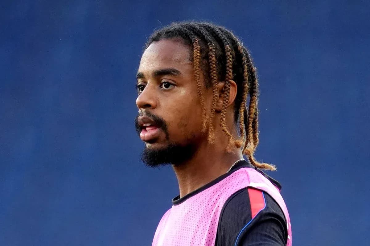 Jugador en calentamiento con peinado trenzado