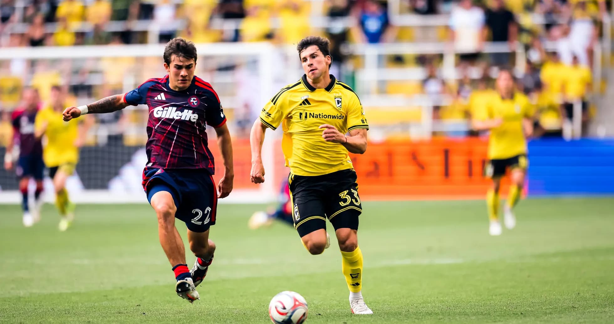 Jugador de Columbus Crew persigue el balón