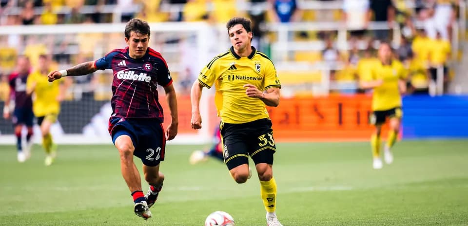 Jugador de Columbus Crew persigue el balón