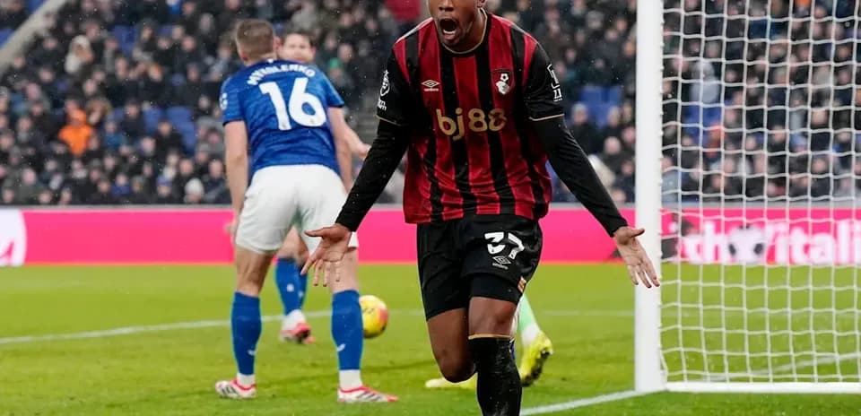 Jugador de Bournemouth celebra un gol en el partido