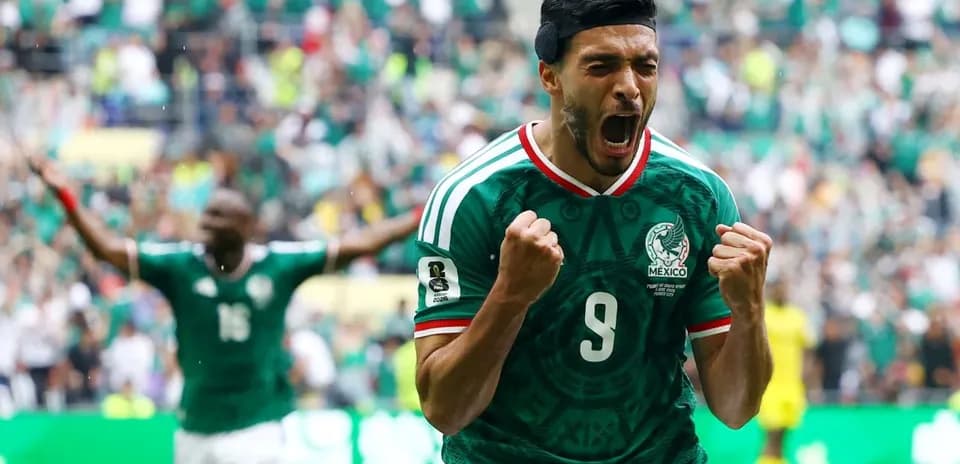 Jugador mexicano celebrando un gol