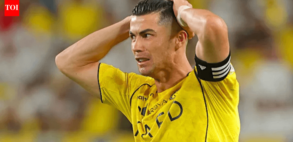 Jugador con camiseta amarilla mostrando frustración en el partido