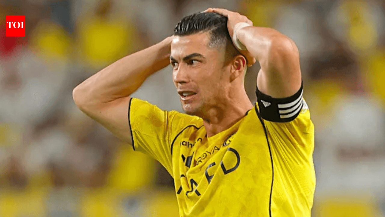 Jugador con camiseta amarilla mostrando frustración en el partido