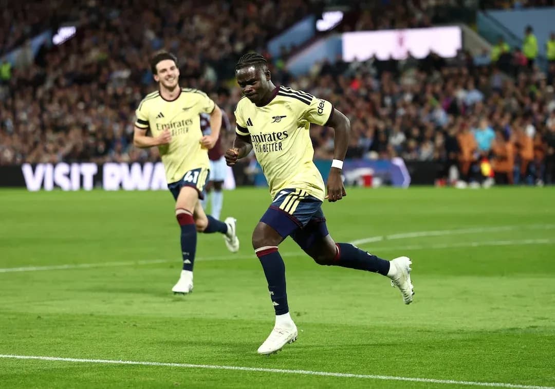 Jugador de Arsenal celebra un gol en el partido