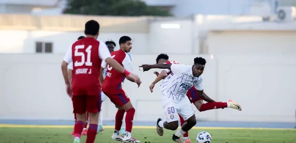 Jugadores de Al Ain U23 y Al Sharjah U23 en acción