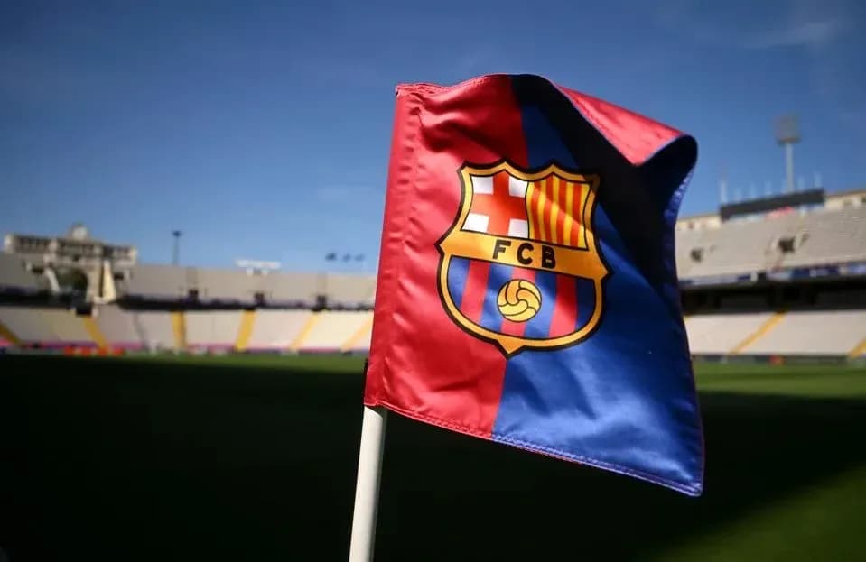 Bandera del FC Barcelona en el estadio vacío