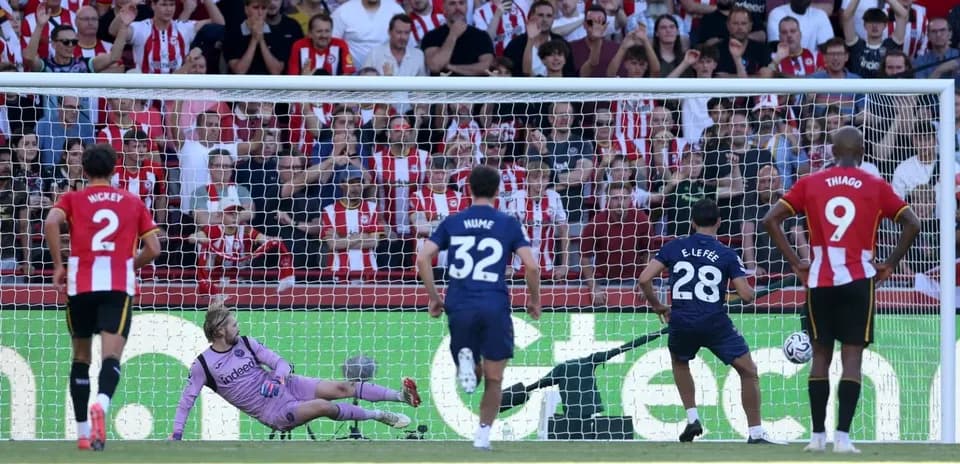 Jugador lanzando penalti mientras portero se lanza