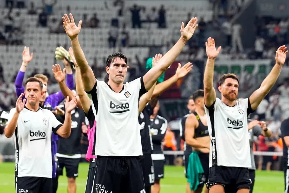 Jugadores de Beşiktaş celebrando con los aficionados