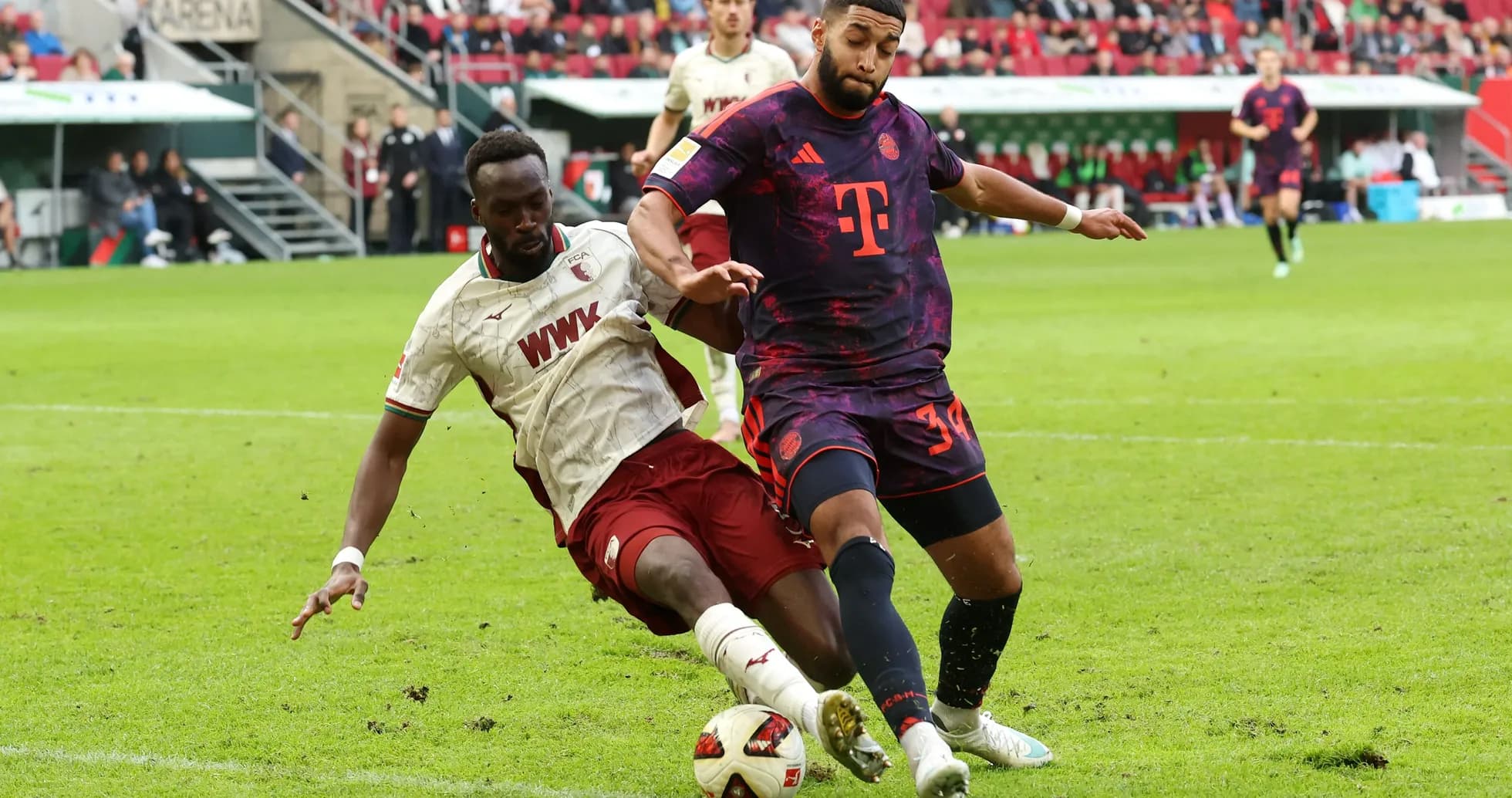 Jugadores compitiendo por el balón en el partido