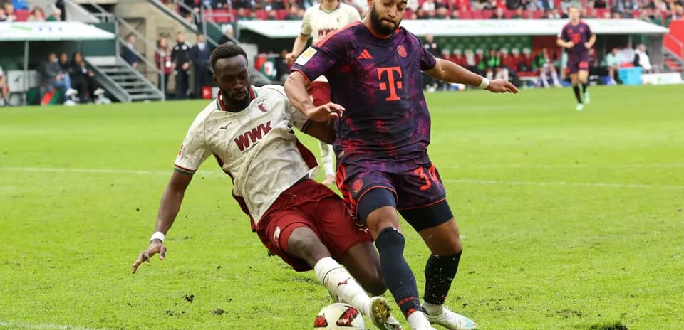 Jugadores compitiendo por el balón en el partido