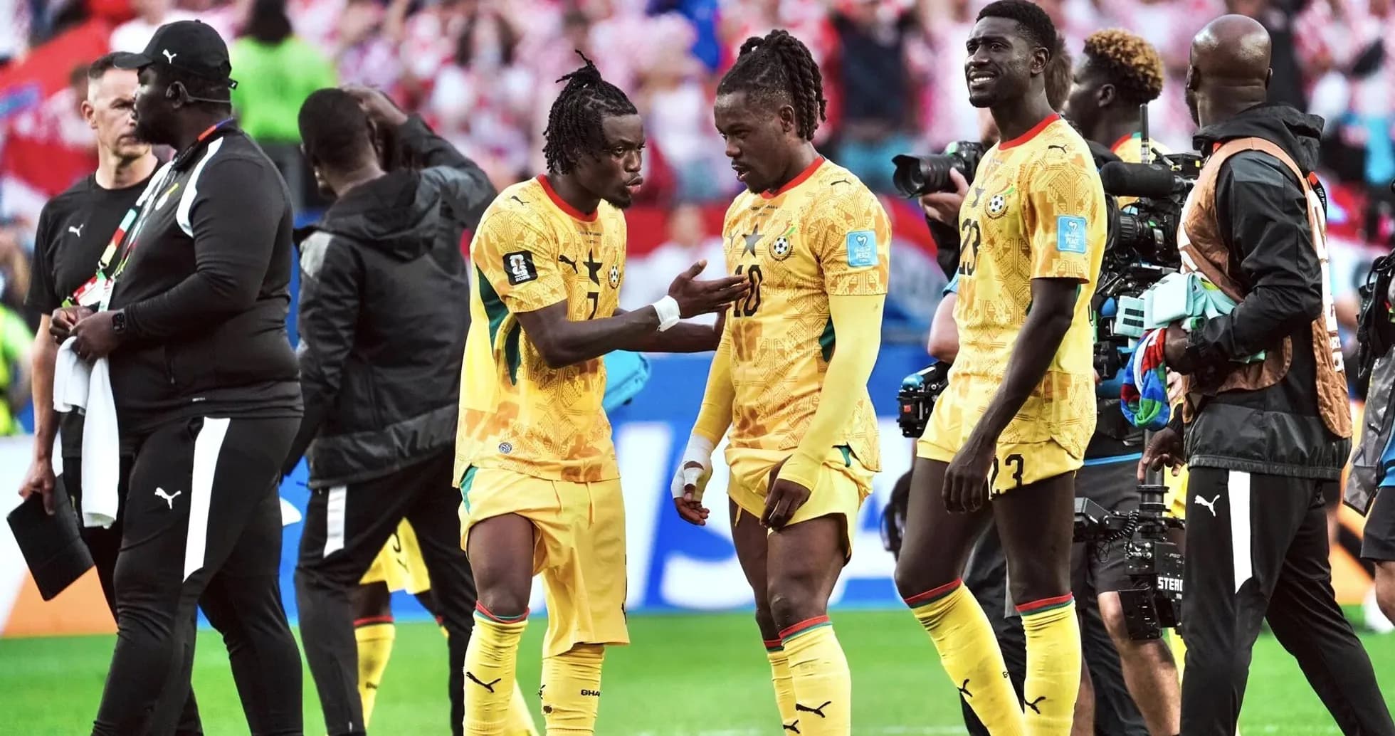 Jugadores de Ghana conversando durante el partido