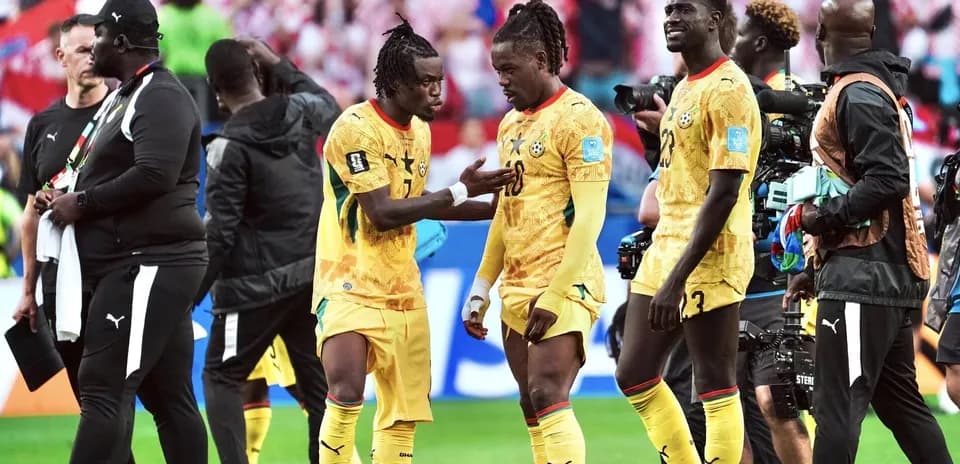 Jugadores de Ghana conversando durante el partido