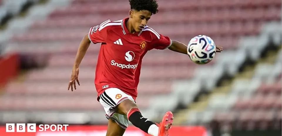 Jugador de Manchester United realizando un pase