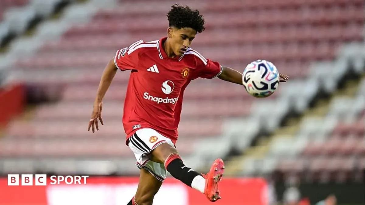 Jugador de Manchester United realizando un pase