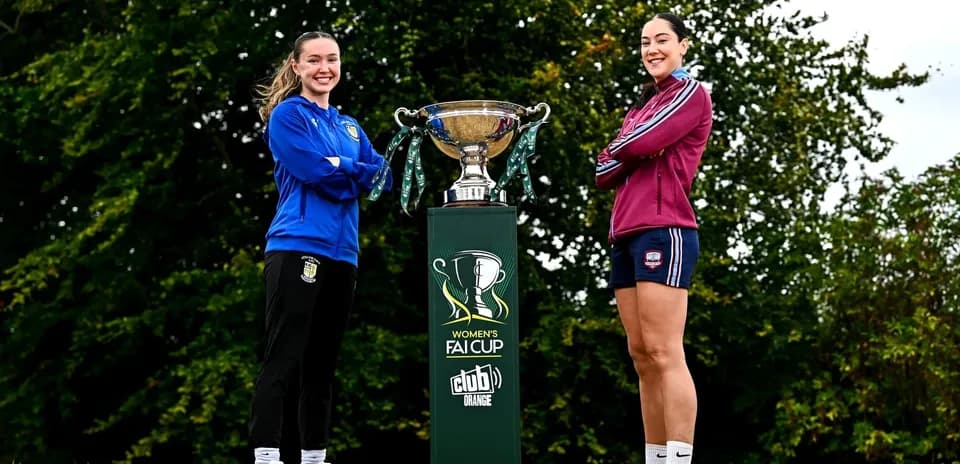 Jugadoras posando con el trofeo de la Women's FAI Cup